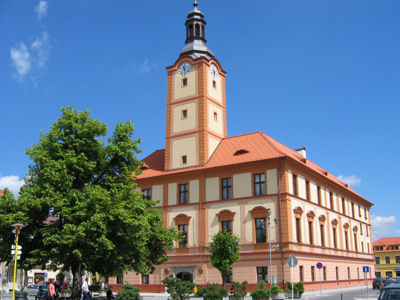 Rathaus mit Marktplatz in der Tschechei