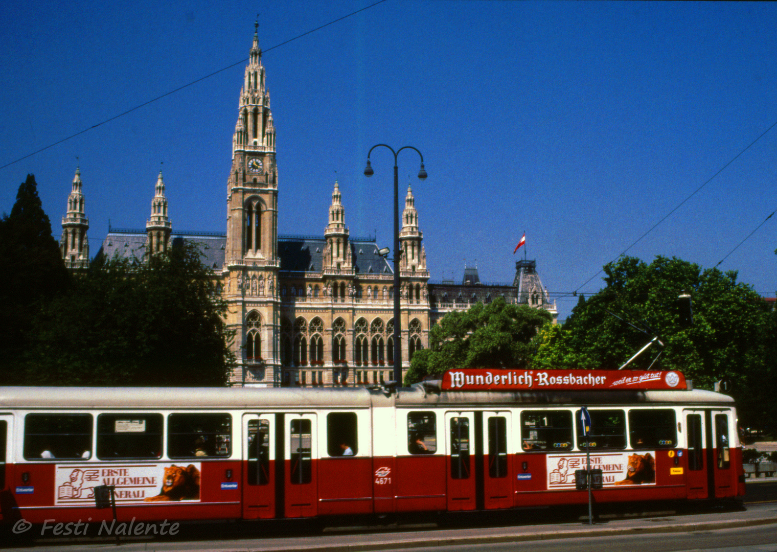 Rathaus mit Tram