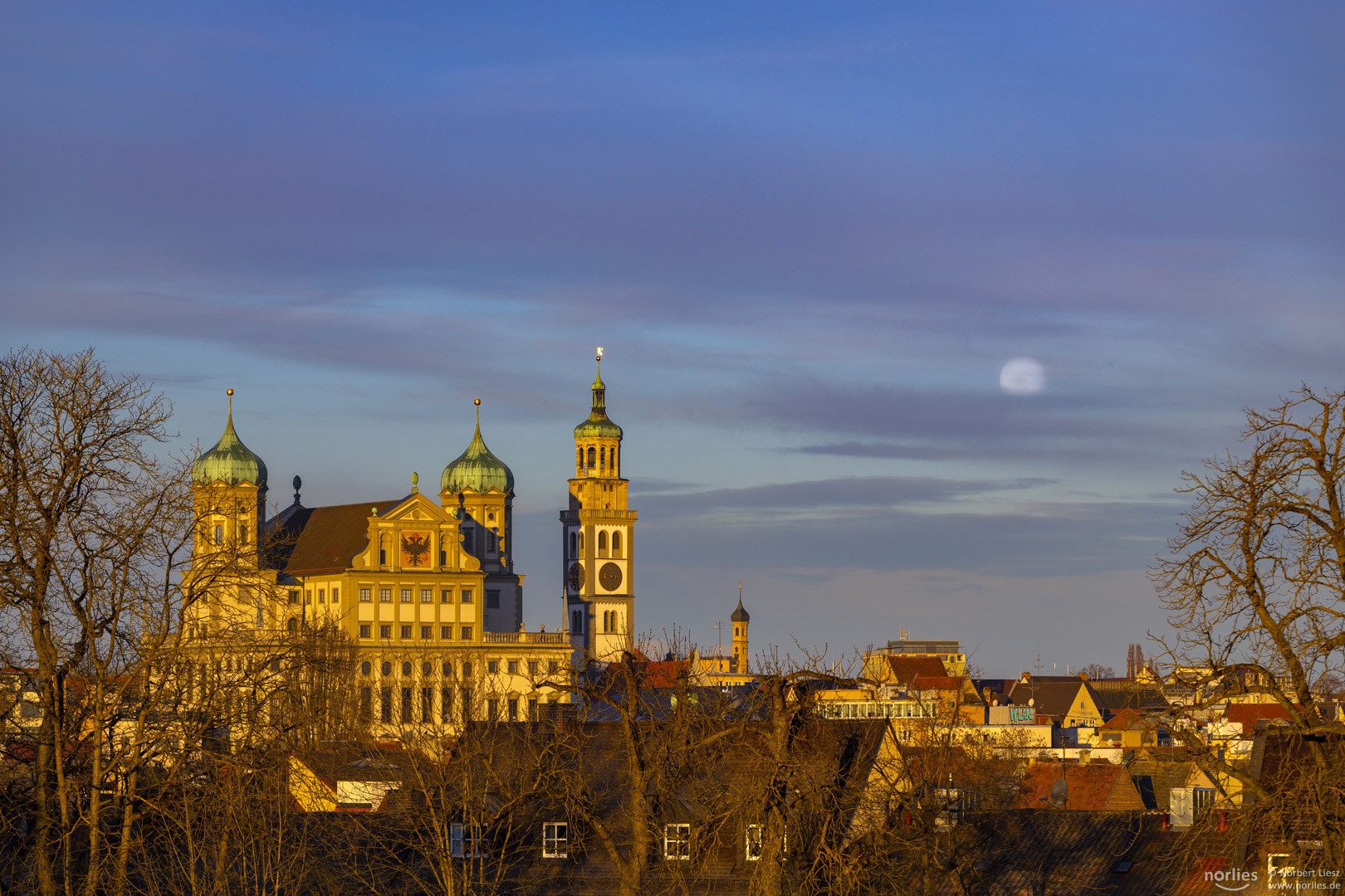 Rathaus mit Vollmond