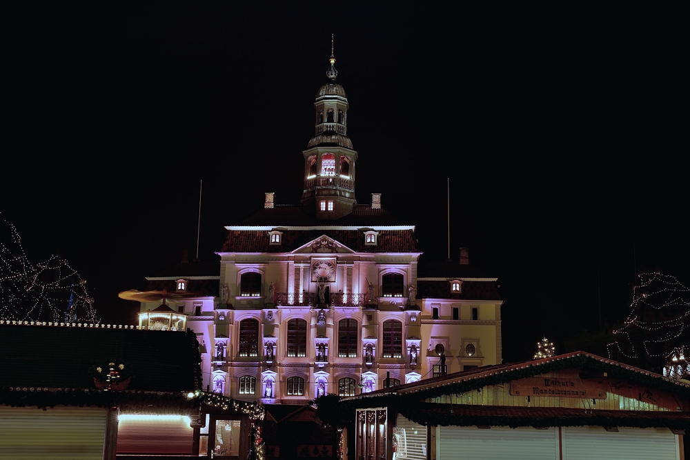 Rathaus mit Wechselbeleuchtung