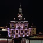 Rathaus mit Wechselbeleuchtung