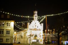 Rathaus mit Weihnachtsbeleuchtung