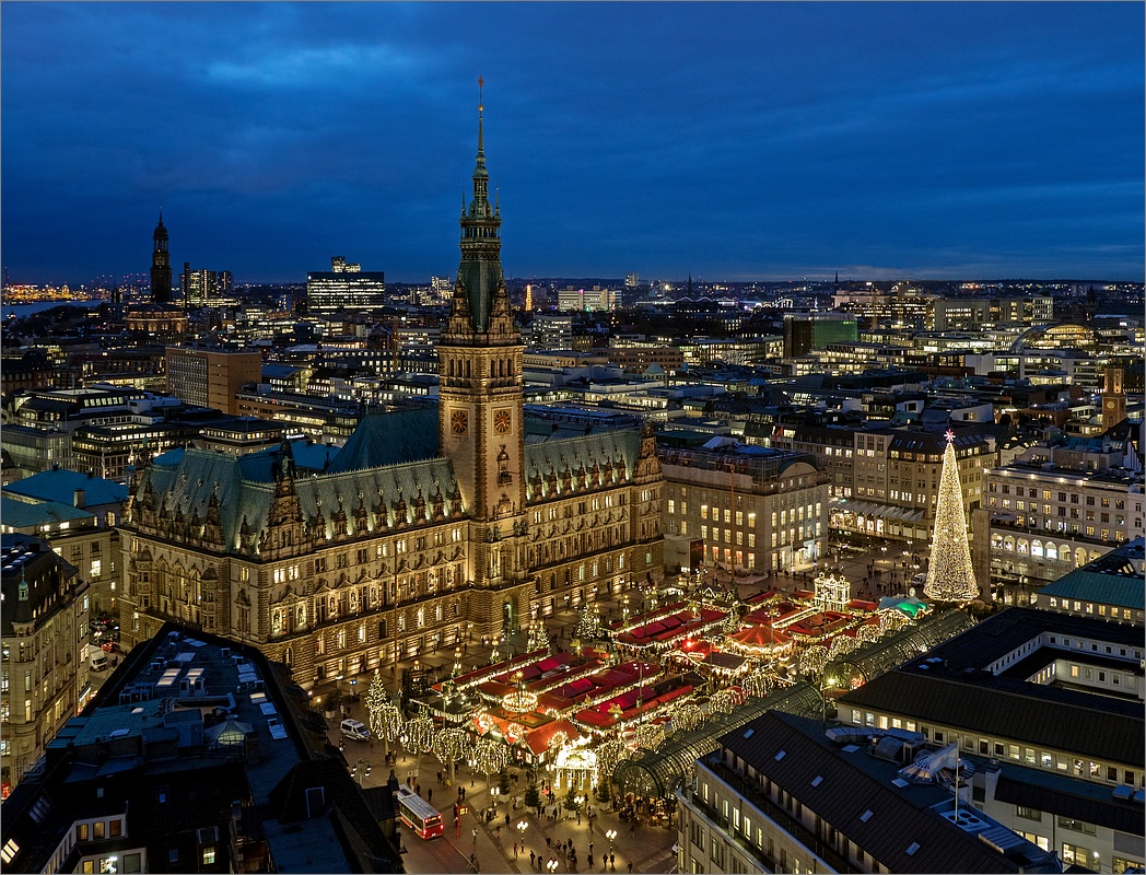 Rathaus mit Weihnachtsmarkt