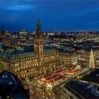 Rathaus mit Weihnachtsmarkt