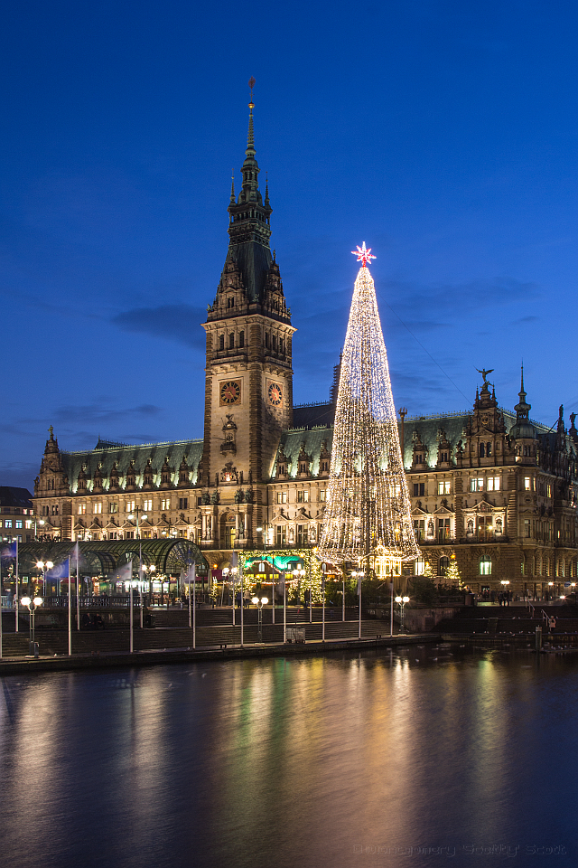 Rathaus mit Weihnachtsmarkt