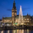 Rathaus mit Weihnachtsmarkt