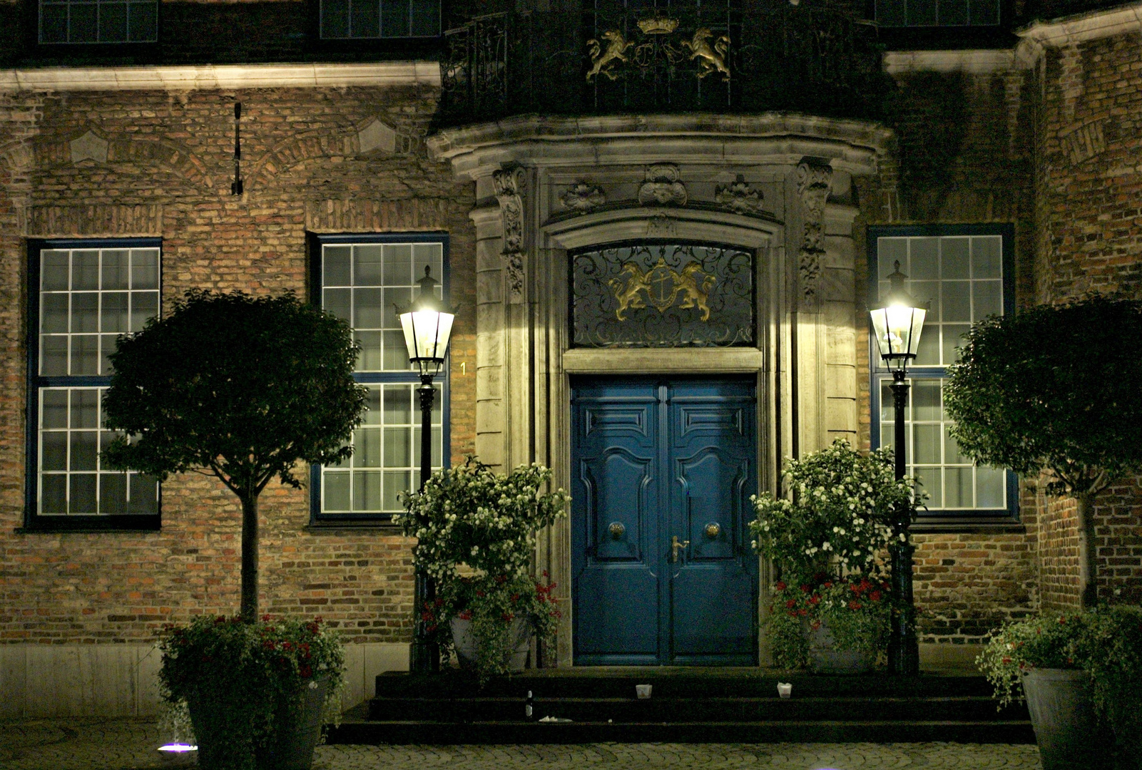 Rathaus Portal bei Nacht