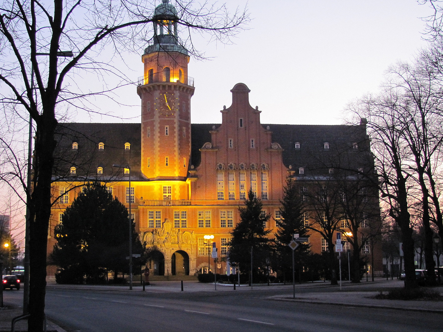 Rathaus Reinickendorf beleuchtet