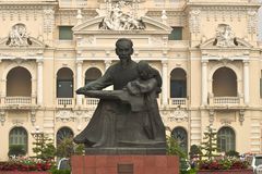 Rathaus Saigon mit Ho-Chi-Minh Statue