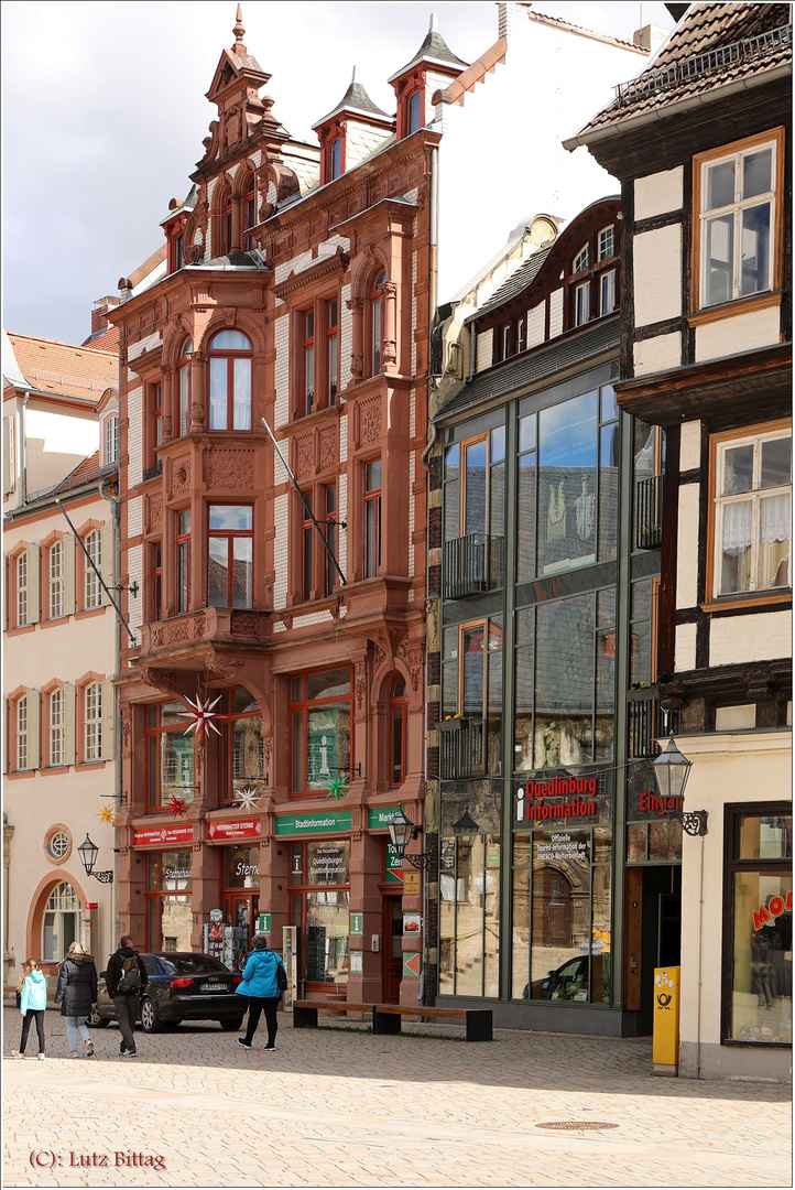 Rathaus-Spiegelung an der Stadt-Information