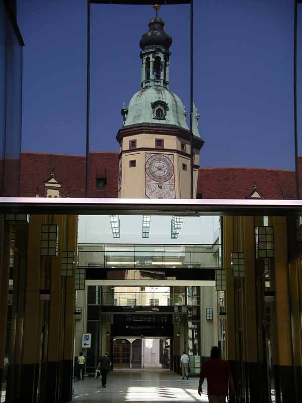 Rathaus-Spiegelung in Fassade