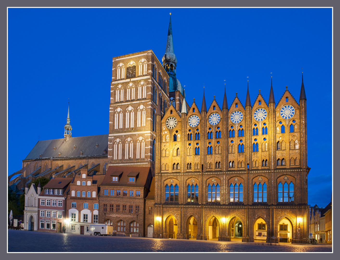 Rathaus Stralsund mit Nicolaikirche