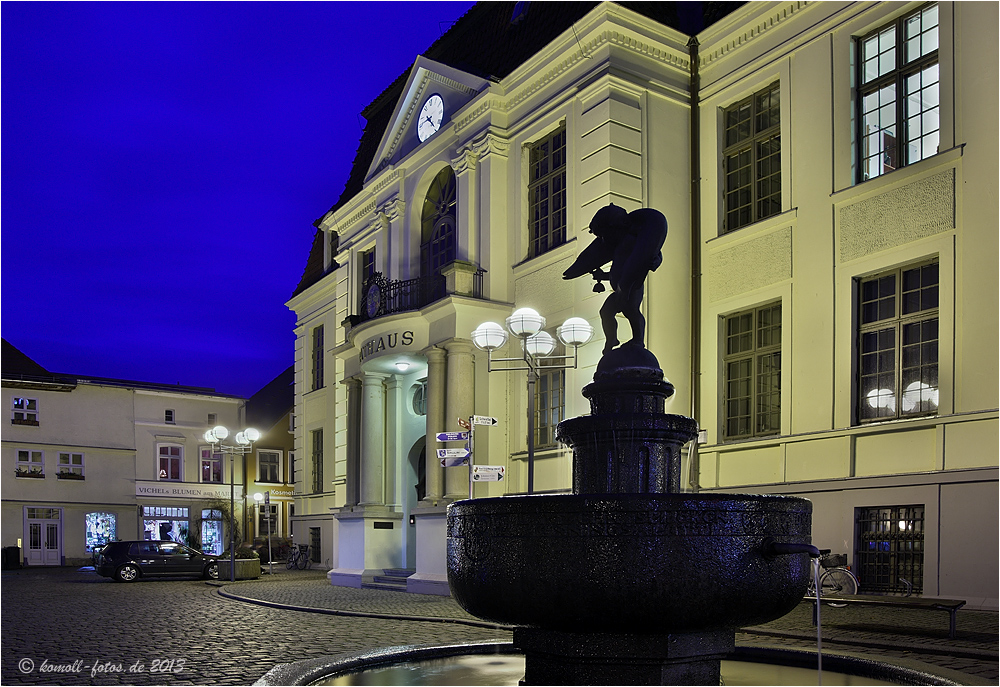 Rathaus Teterow mit Brunnen