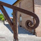 Rathaus-Treppen-Gelaender in Mondolfo 