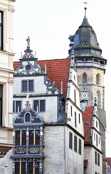 Rathaus u.dahinter die Kirche