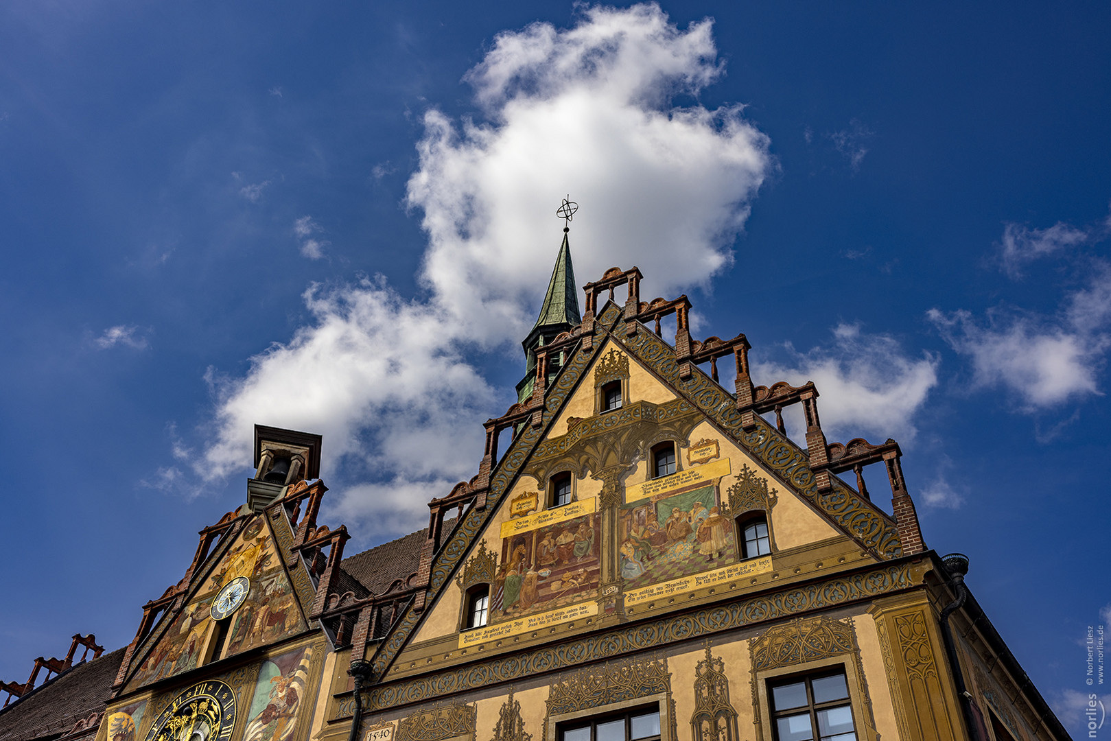 Rathaus Ulm mit Wolken