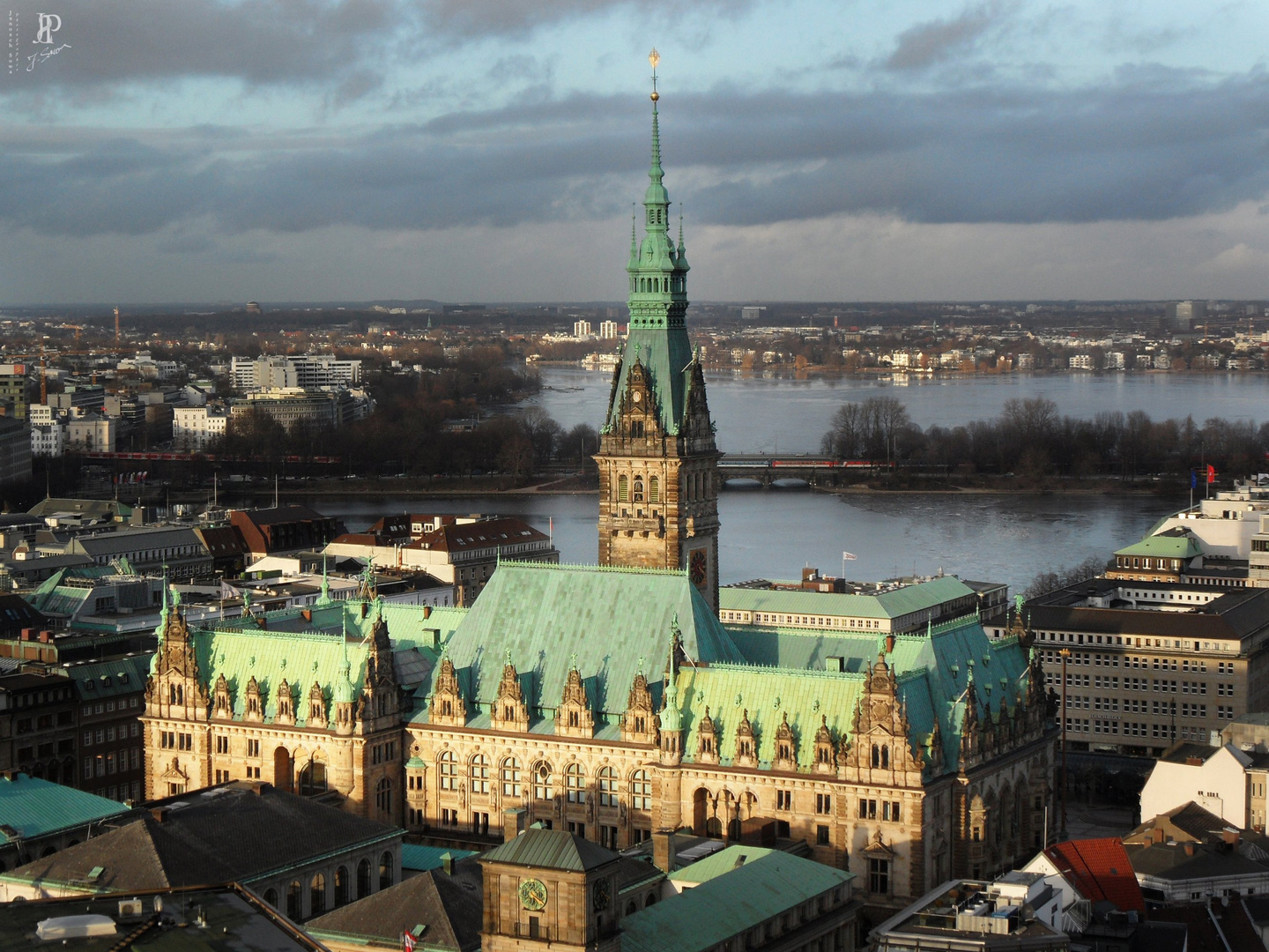 Rathaus und Alster vom St. Nikolai