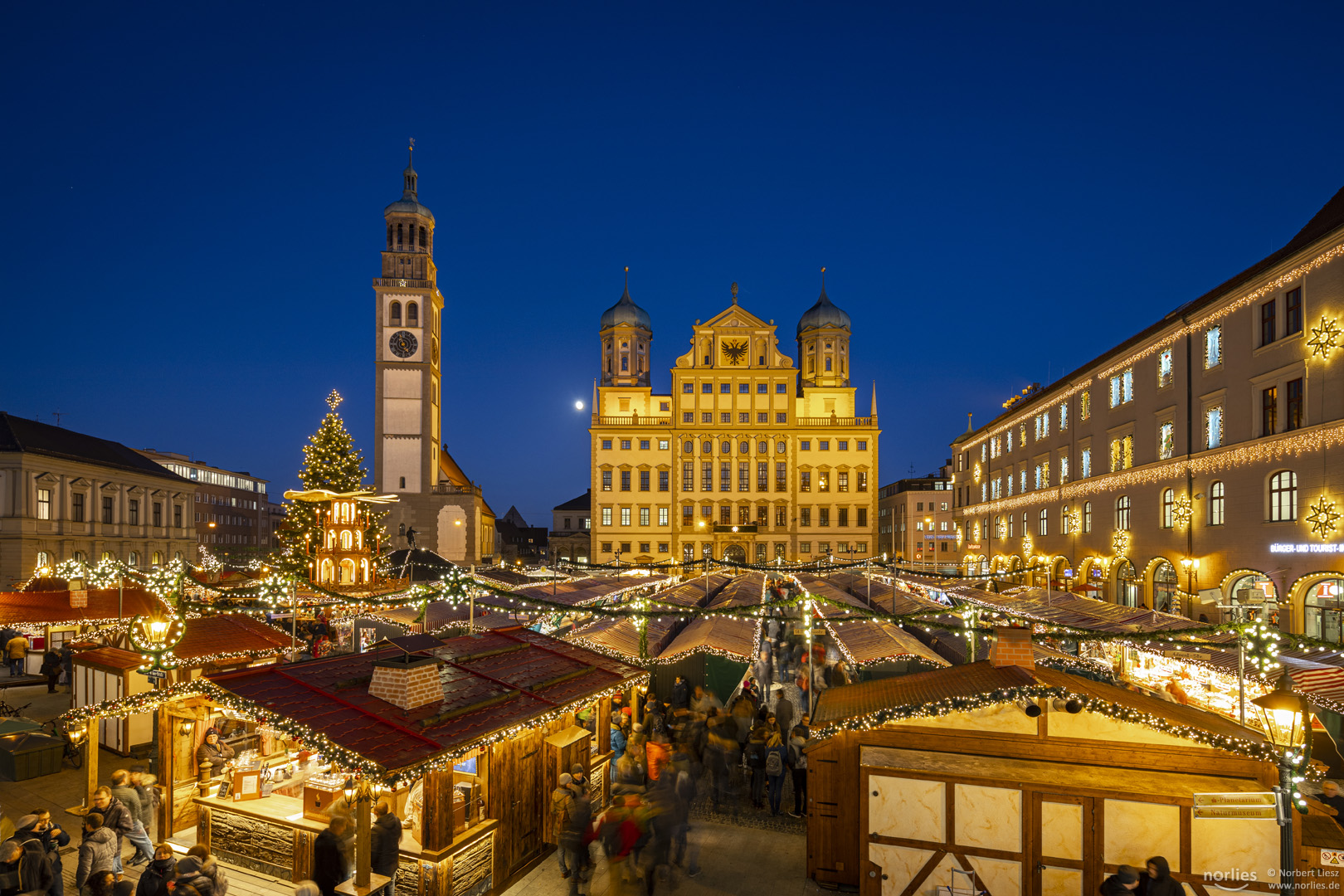 Rathaus und Christkindlesmarkt in Augsburg