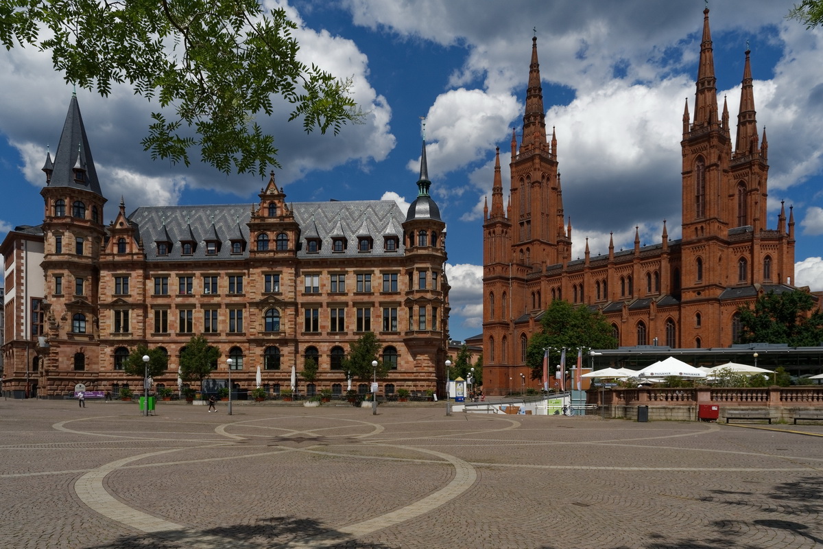 Rathaus und Kirche