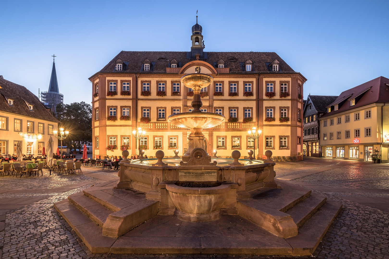 Rathaus und Königsbrunnen in Neustadt