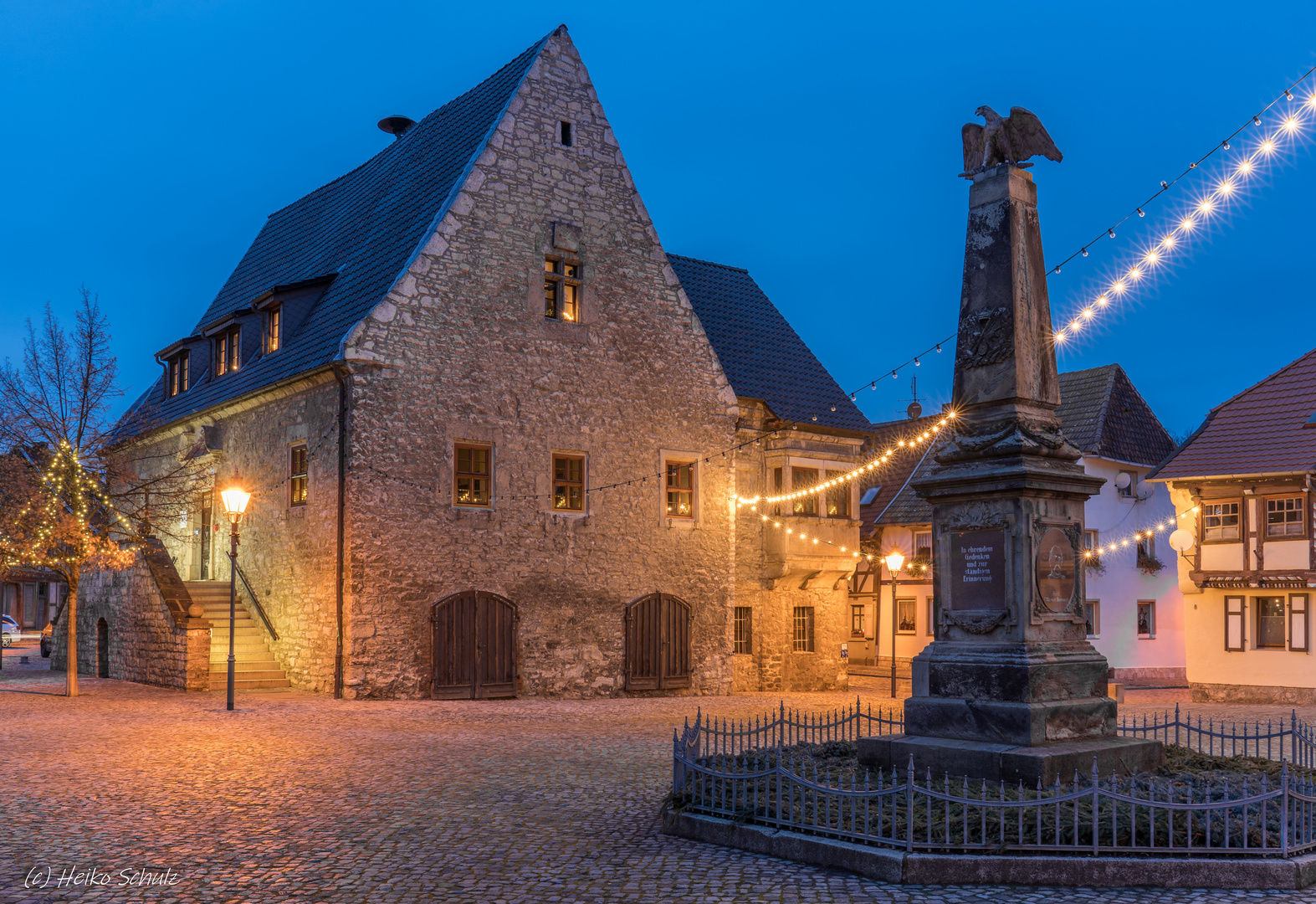 Rathaus und Kriegerdenkmal auf dem Marktplatz in Wegeleben