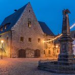 Rathaus und Kriegerdenkmal auf dem Marktplatz in Wegeleben