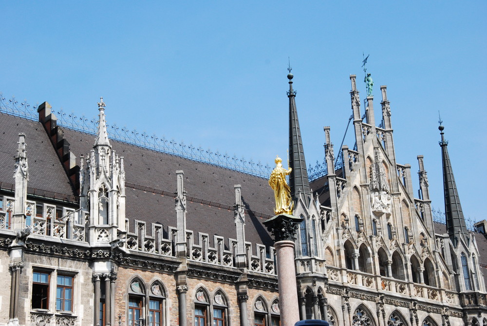 Rathaus und Mariensäule