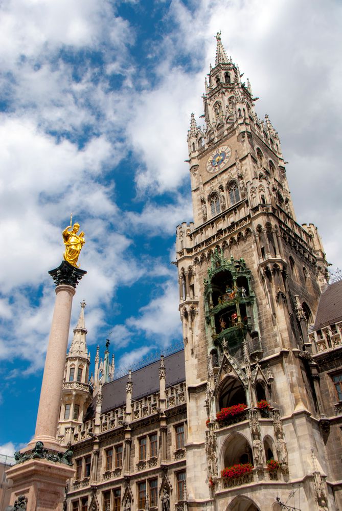 Rathaus und Marienstatue