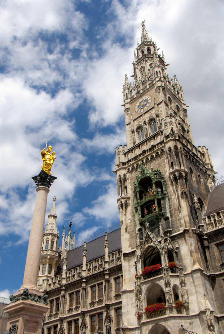 Rathaus und Marienstatue