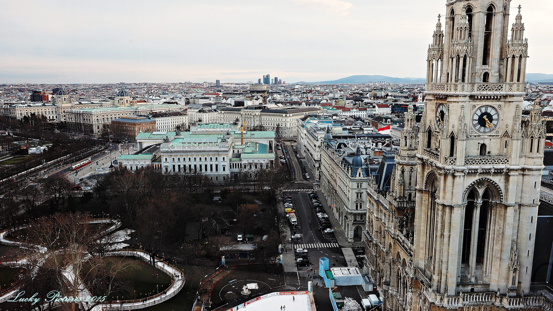 Rathaus und Parlament - über den Dächern von Wien