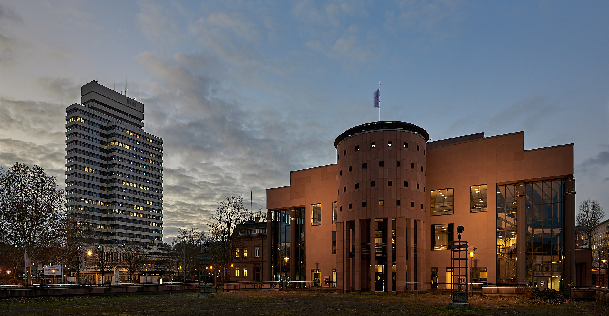 Rathaus und Pfalztheater von Kaiserslautern im Abendlicht.