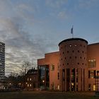 Rathaus und Pfalztheater von Kaiserslautern im Abendlicht.