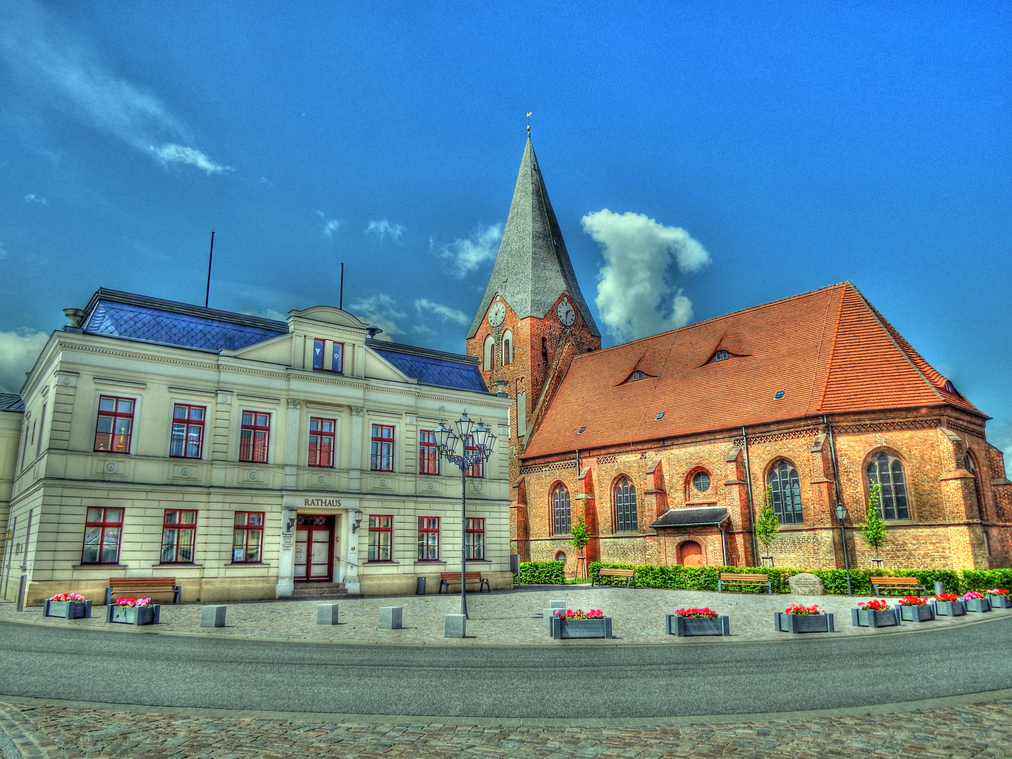 Rathaus und Pfarrkirche St.Johannes in 17154 Neukalen