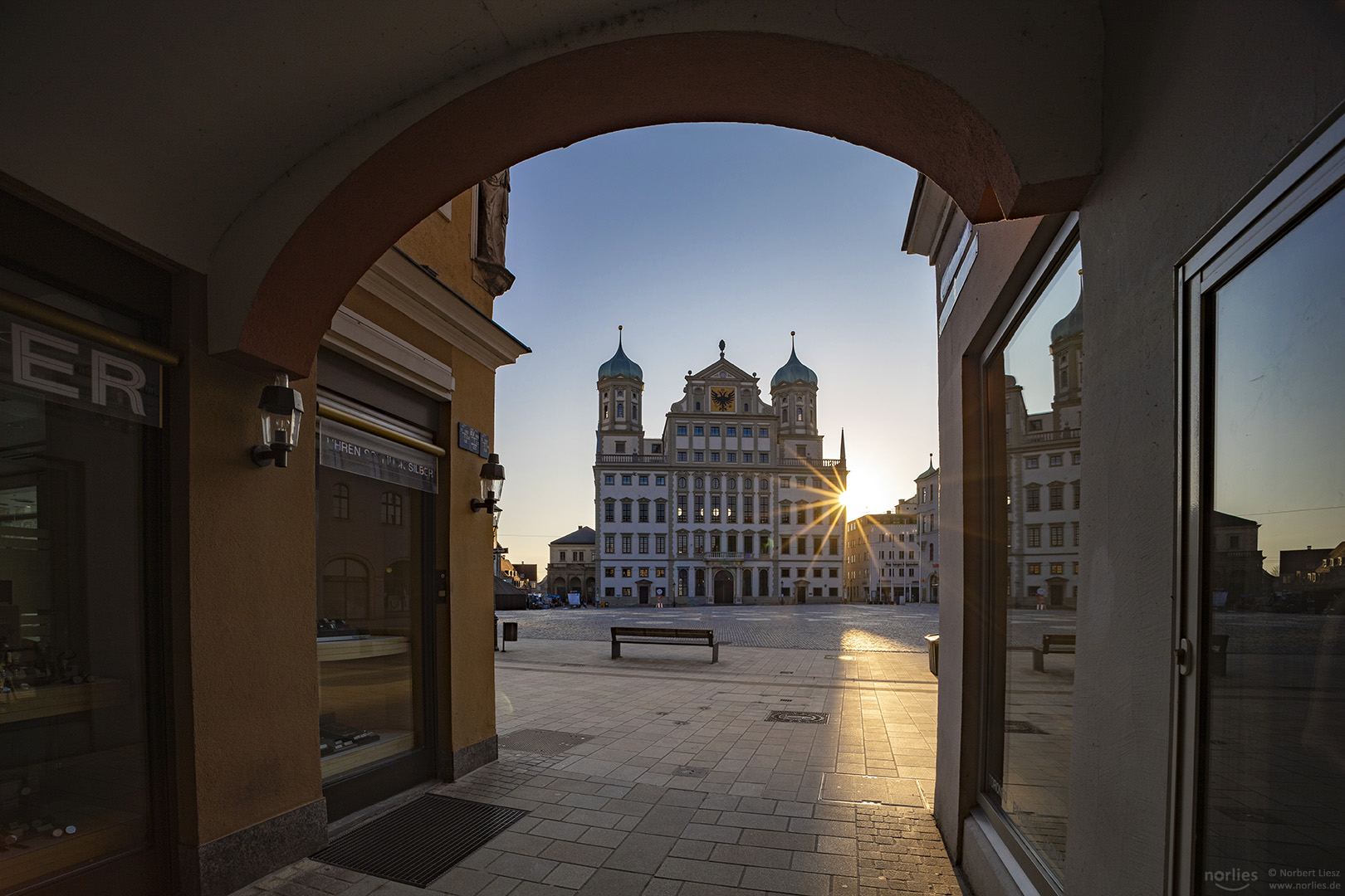 Rathaus und Sonne Unter dem Bogen