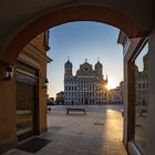 Rathaus und Sonne Unter dem Bogen