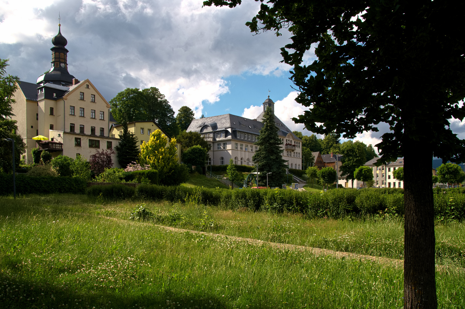 Rathaus und Turm der Rundkirche Klingenthal