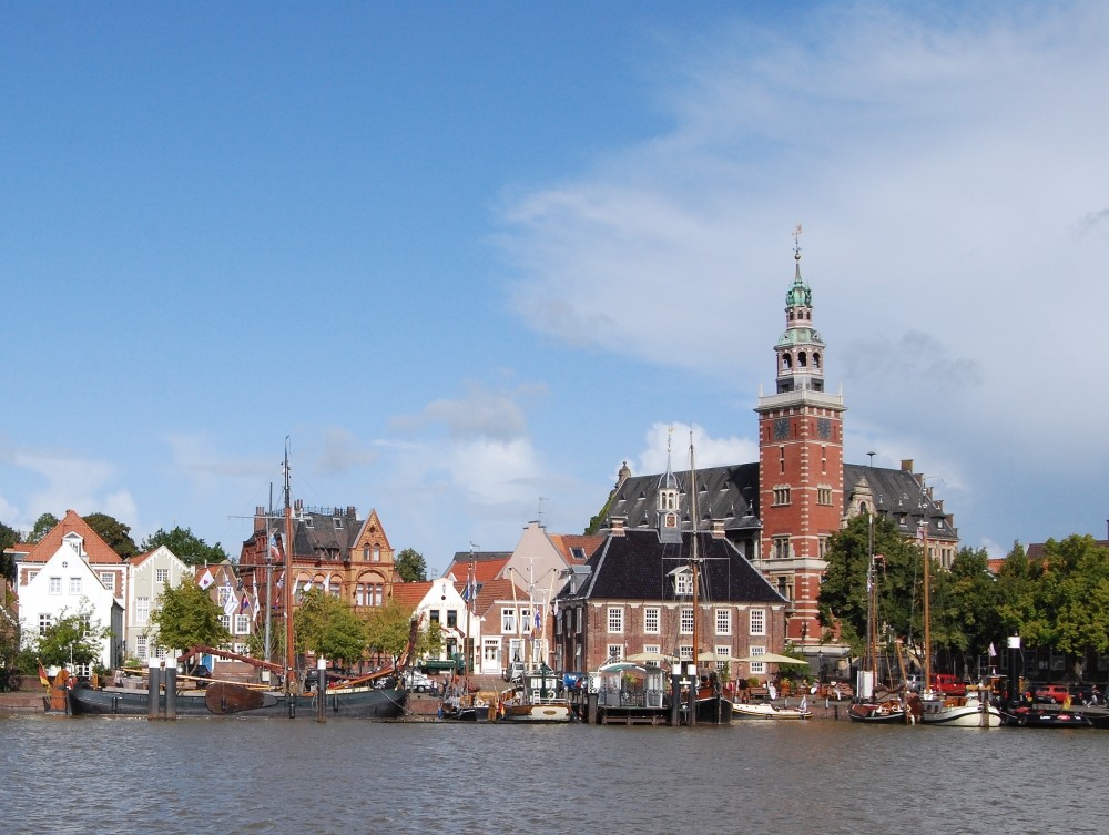 Rathaus und Waage am alten Hafen