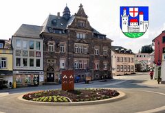 Rathaus und Wappen von Saarburg