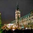 Rathaus und Weihnachtsbaum In Hamburg