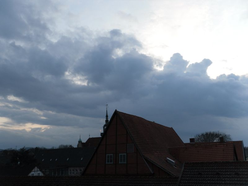 Rathaus unter Wolken