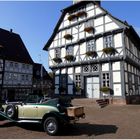 Rathaus Uslar mit Oldtimer