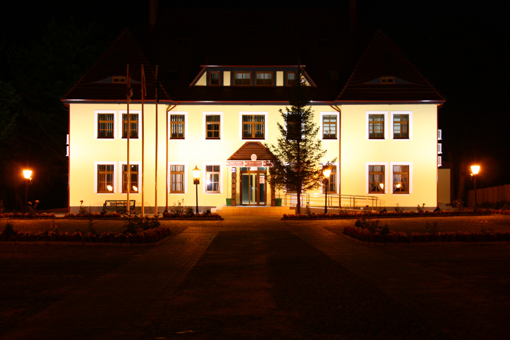 Rathaus Ustronie Morskie bei Nacht