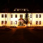 Rathaus Ustronie Morskie bei Nacht