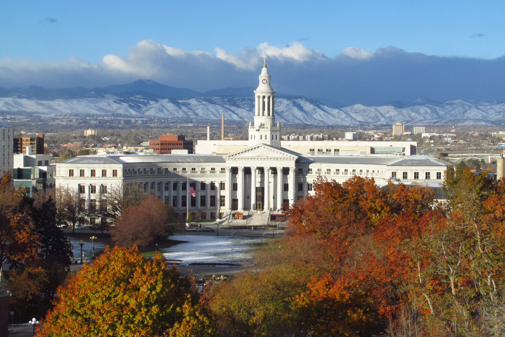 Rathaus von Denver vor Rocky Mountains