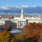 Rathaus von Denver vor Rocky Mountains