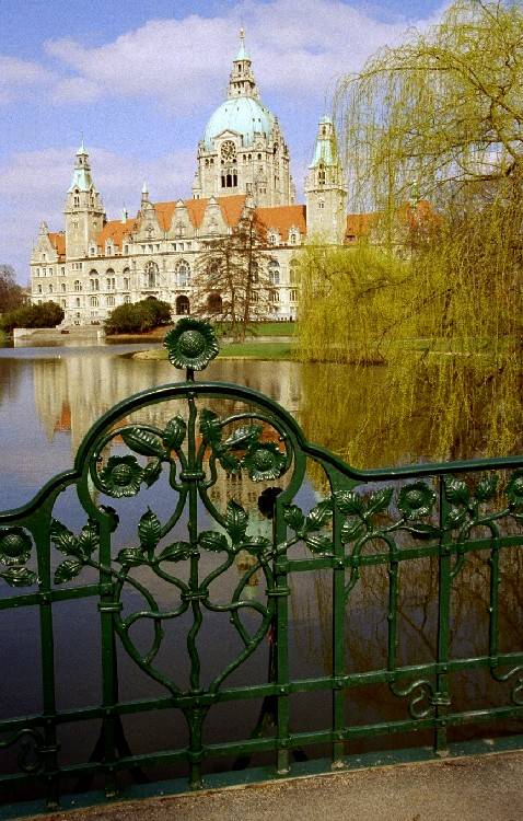 Rathaus von der Brücke gesehen