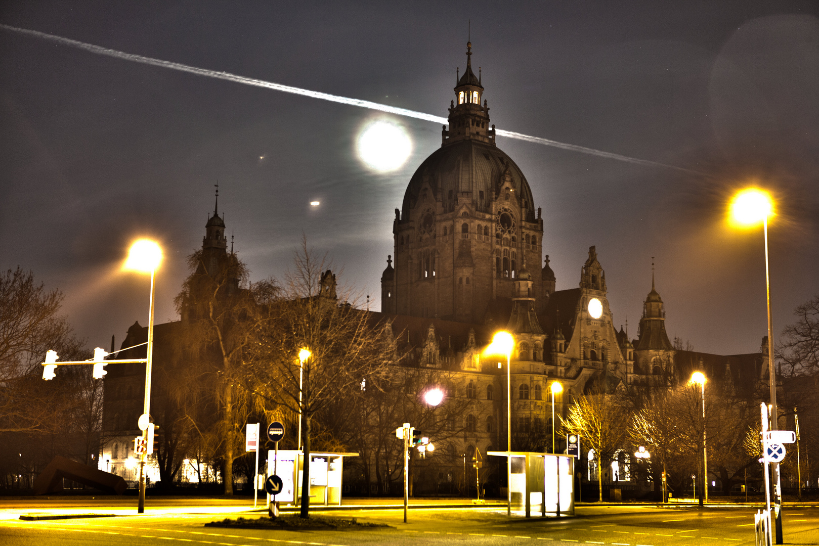 Rathaus von Hannover mit Vollmond als HDR