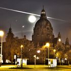 Rathaus von Hannover mit Vollmond als HDR