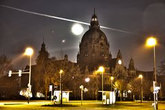 Rathaus von Hannover mit Vollmond als HDR