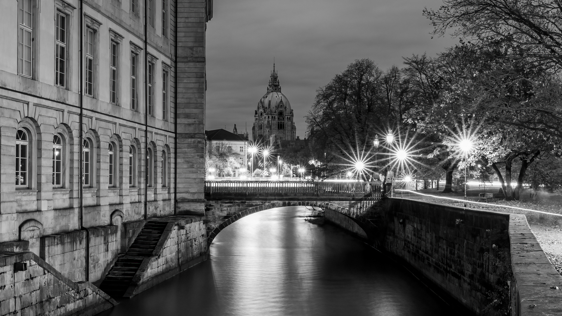 Rathaus von Hannover zur Blauen Stunde in S/W